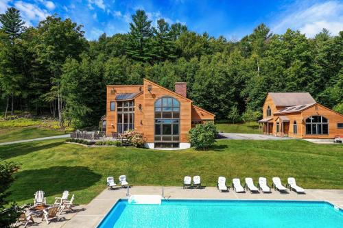 Amazing Estate on 100 Acres with Swimming Pool and 10 BRs — hotel in Newfane
