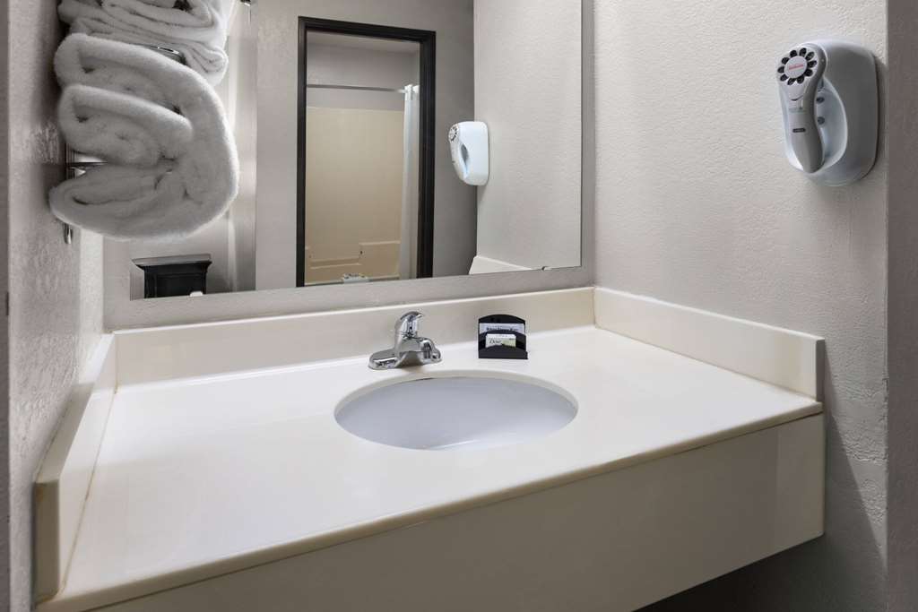 Days Inn by Wyndham Iron Mountain - photo 31