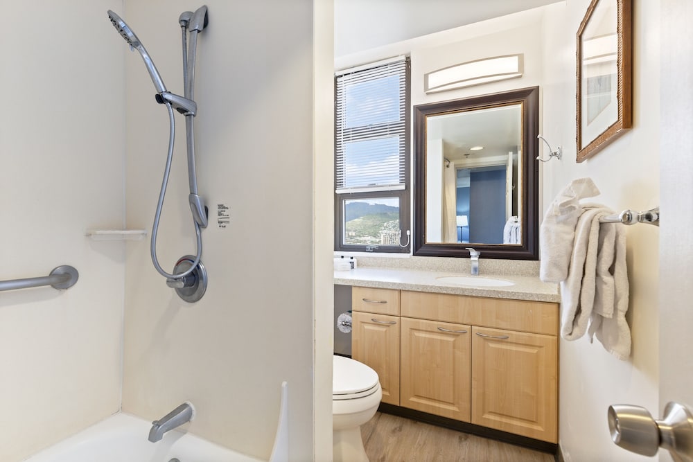 Spectacular Ocean & Diamond Head View 2 Bedroom Condo w Free Parking by Koko Resort Vacation Rentals - photo 9