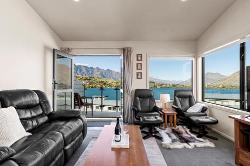 Scenic and Relaxing Lakefront Apartment — 4-Star Luxury Hotel in Queenstown, New Zealand