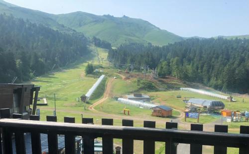 Le Lioran la Sumene Studio Balcon Tout Confort Aux Pieds Des Pistes - carbon neutral hotel in Unknown City