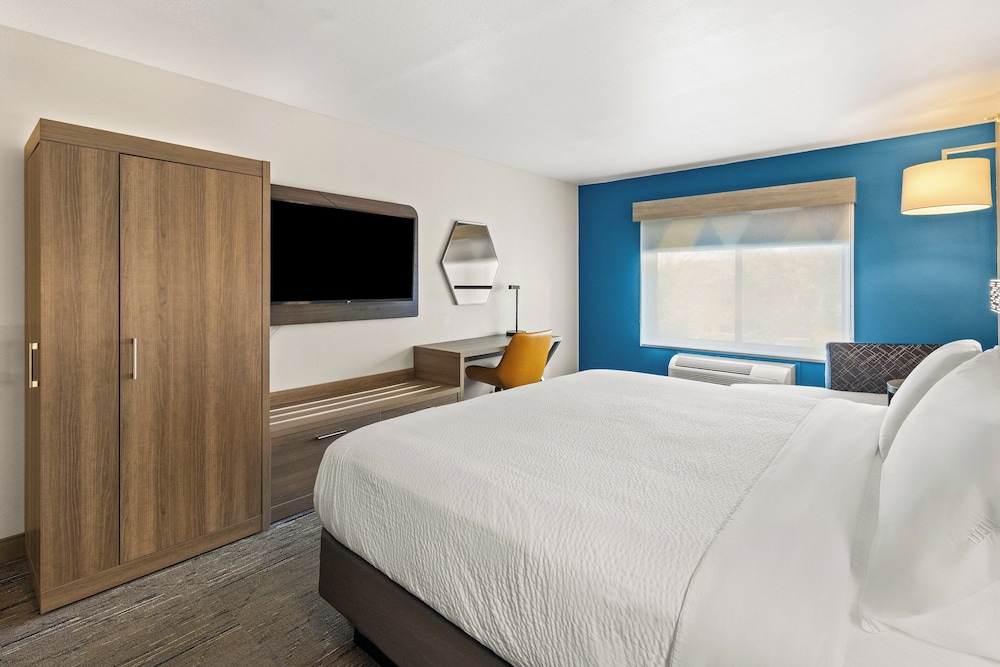 Holiday Inn Express and Suites Fairmont by IHG - photo 31