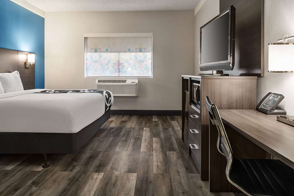 La Quinta Inn & Suites by Wyndham Round Rock North - photo 17