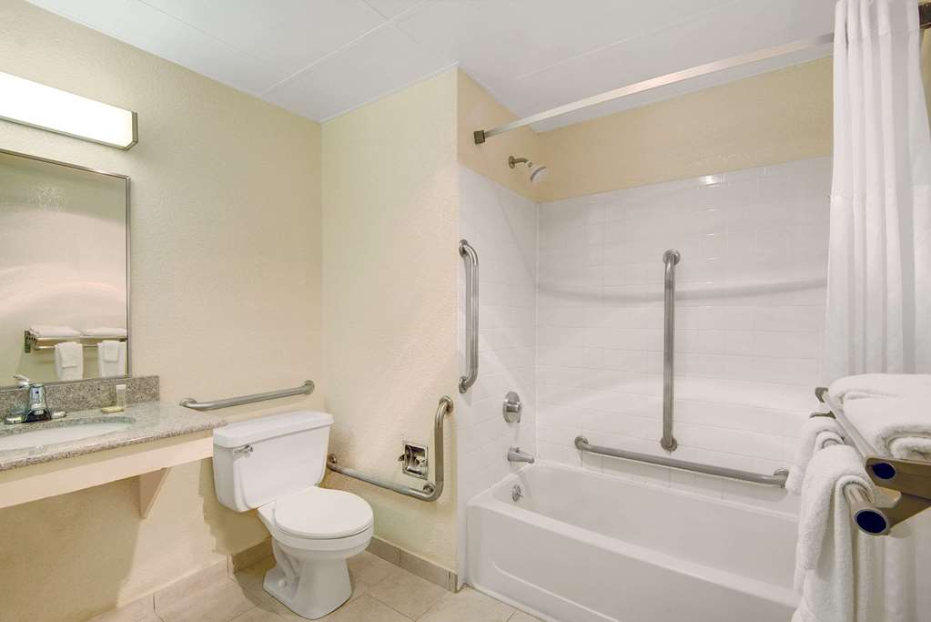 Super 8 by Wyndham Stamford New York City Area - photo 8