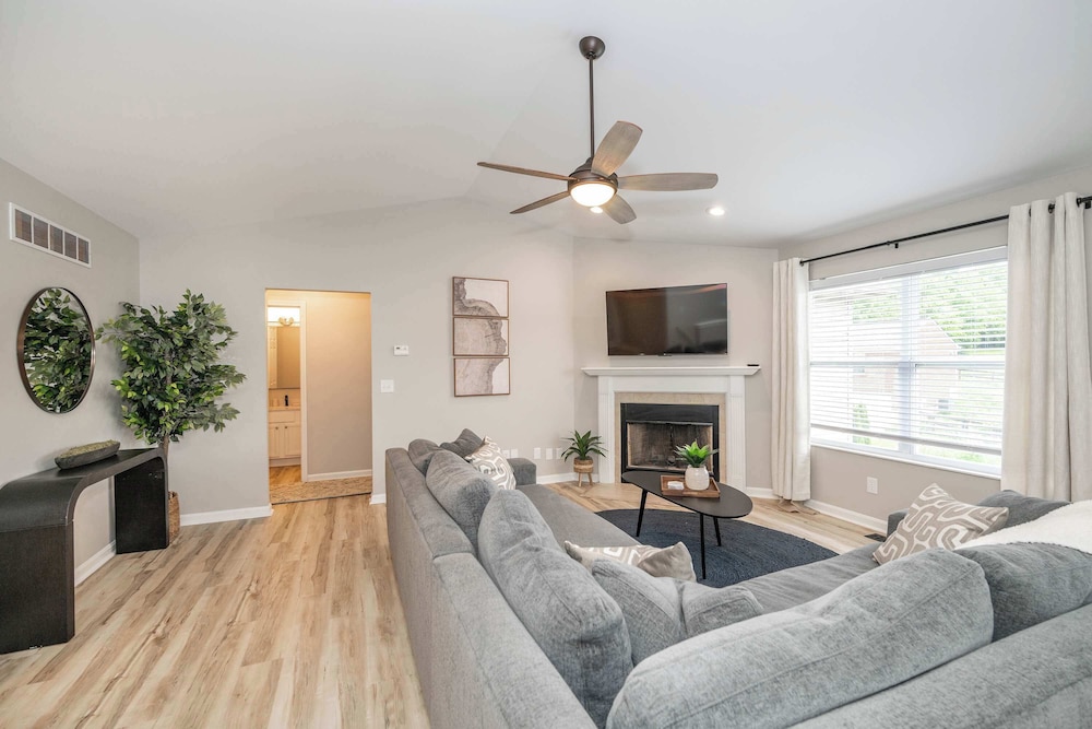 Poolside Paradise Near the Ark in Walton, United States