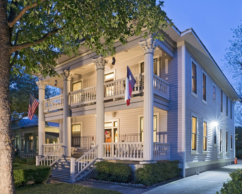 Brackenridge House Bed & Breakfast — 4-Star Luxury Hotel in San Antonio, United States