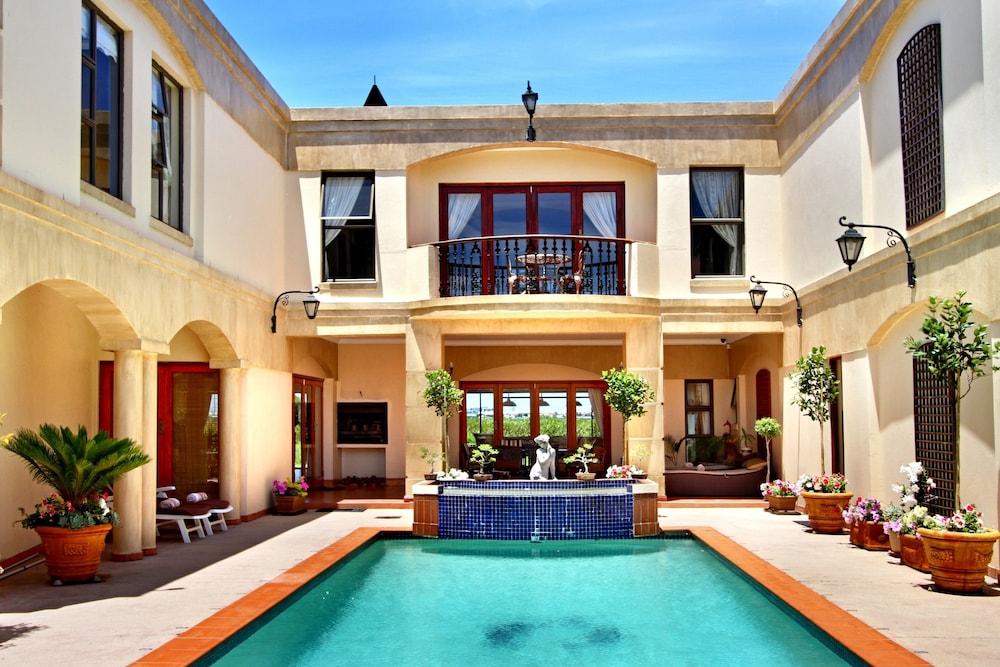 Casa Mia Guesthouse — 4-Star Luxury Hotel in Cape Town, South Africa