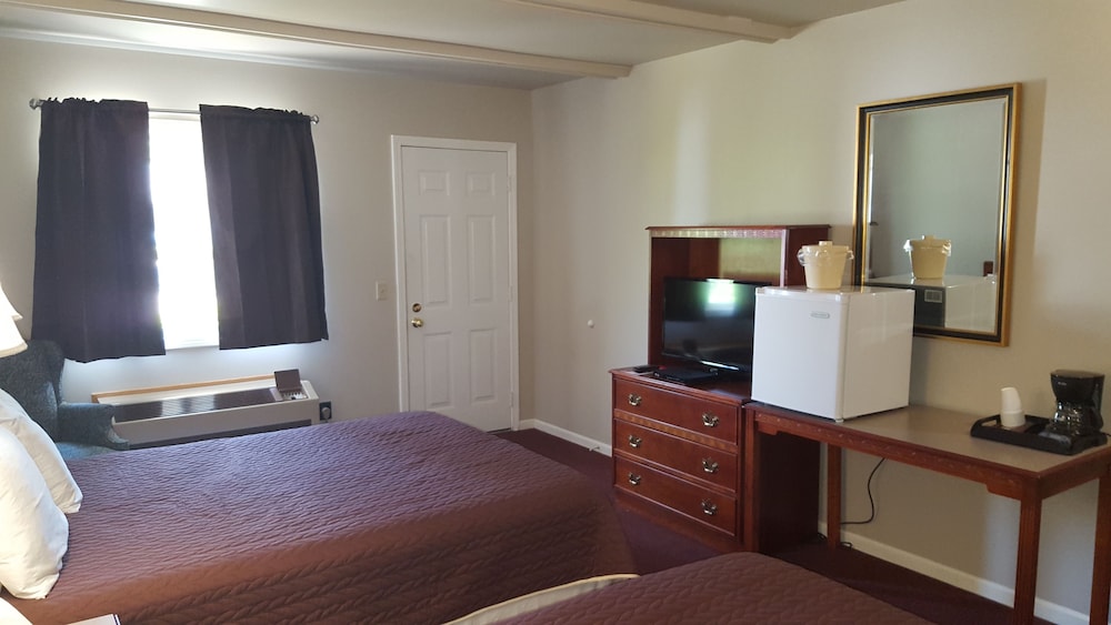 Captain's Quarters Motel - photo 14
