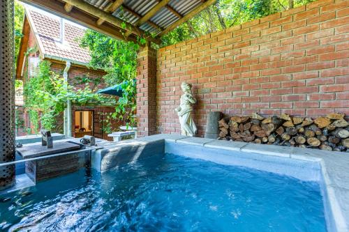 Devon Castle Orchard Cottage — 4-Star Luxury Hotel in Stellenbosch, South Africa