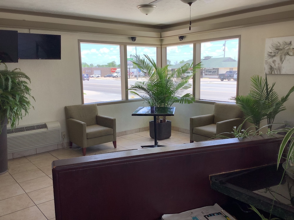 Silver Spur Vintage Inn & Suites - photo 4