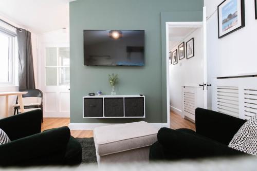 Smart Modern Studio With Free Parking Wifi Close To Town Hospital Uni Quiet Area Contact For Best Prices — 4-Star Luxury Hotel in Exeter, United Kingdom