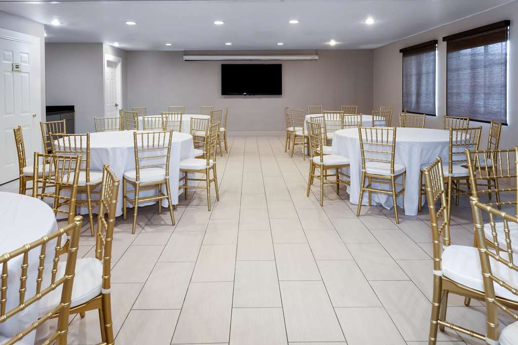 La Quinta Inn & Suites by Wyndham Laredo Airport - photo 40