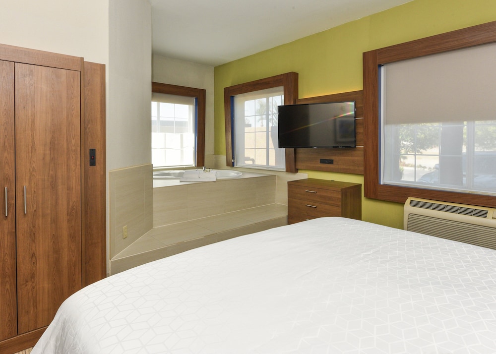 Holiday Inn Express & Suites Corona by IHG - photo 13