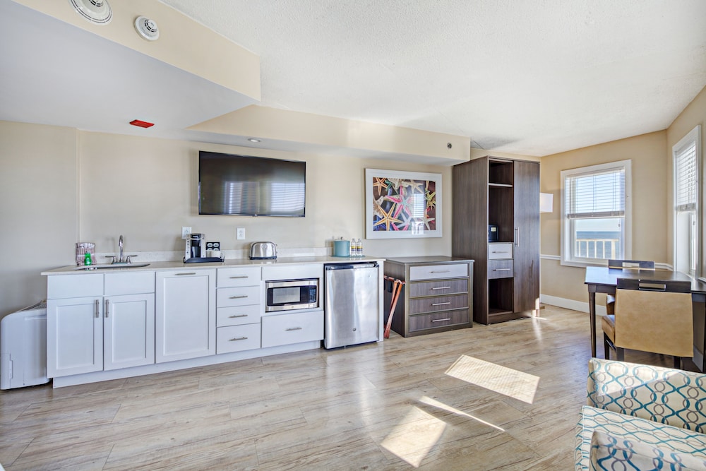 Commander Hotel & Suites - photo 26