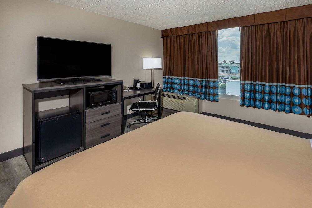 Super 8 by Wyndham Laredo - photo 18