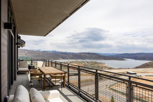 Stunning 3BR in New Deer Valley East Village Ski Dine and Relax Sleeps 8 Modern Amenities — 4-Star Luxury Hotel in Midway, United States