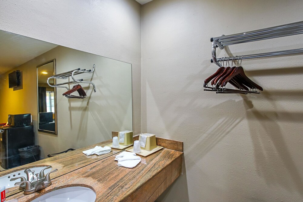 Econo Lodge San Bernardino I 215 - photo 6