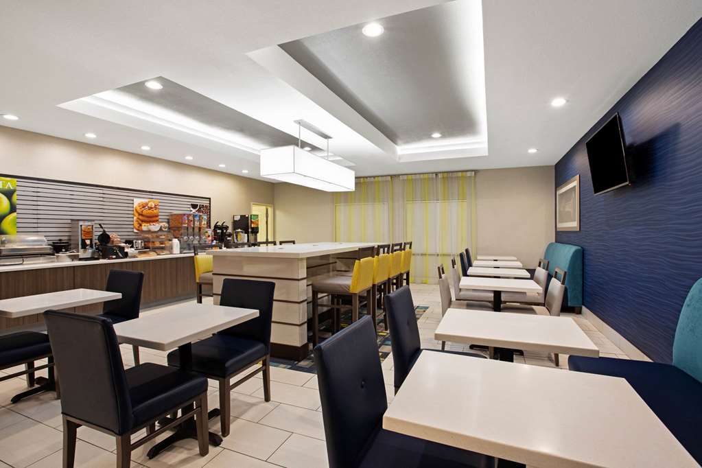 La Quinta Inn & Suites by Wyndham Palestine - photo 29