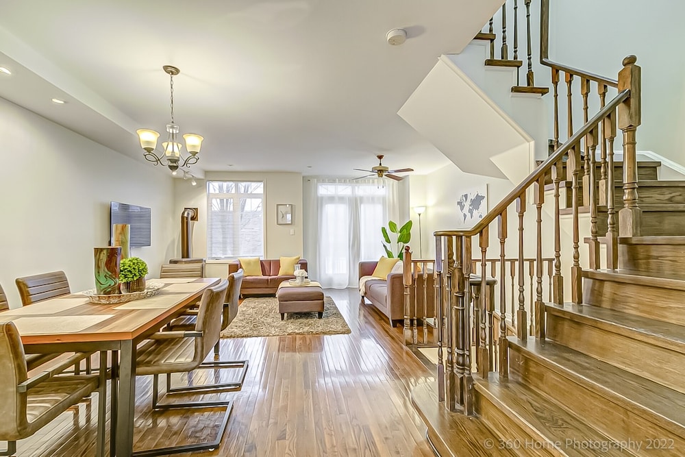 Urban Retreat A Modern 5BR Townhouse — 4-Star Luxury Hotel in Toronto, Canada