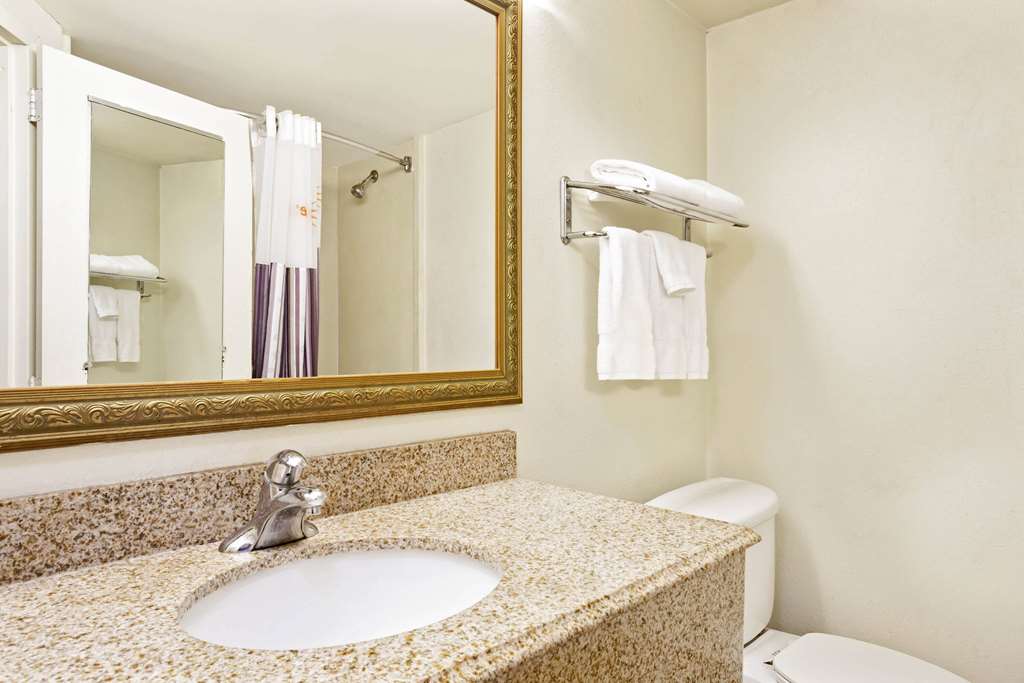 La Quinta Inn & Suites by Wyndham Stamford New York City - photo 40