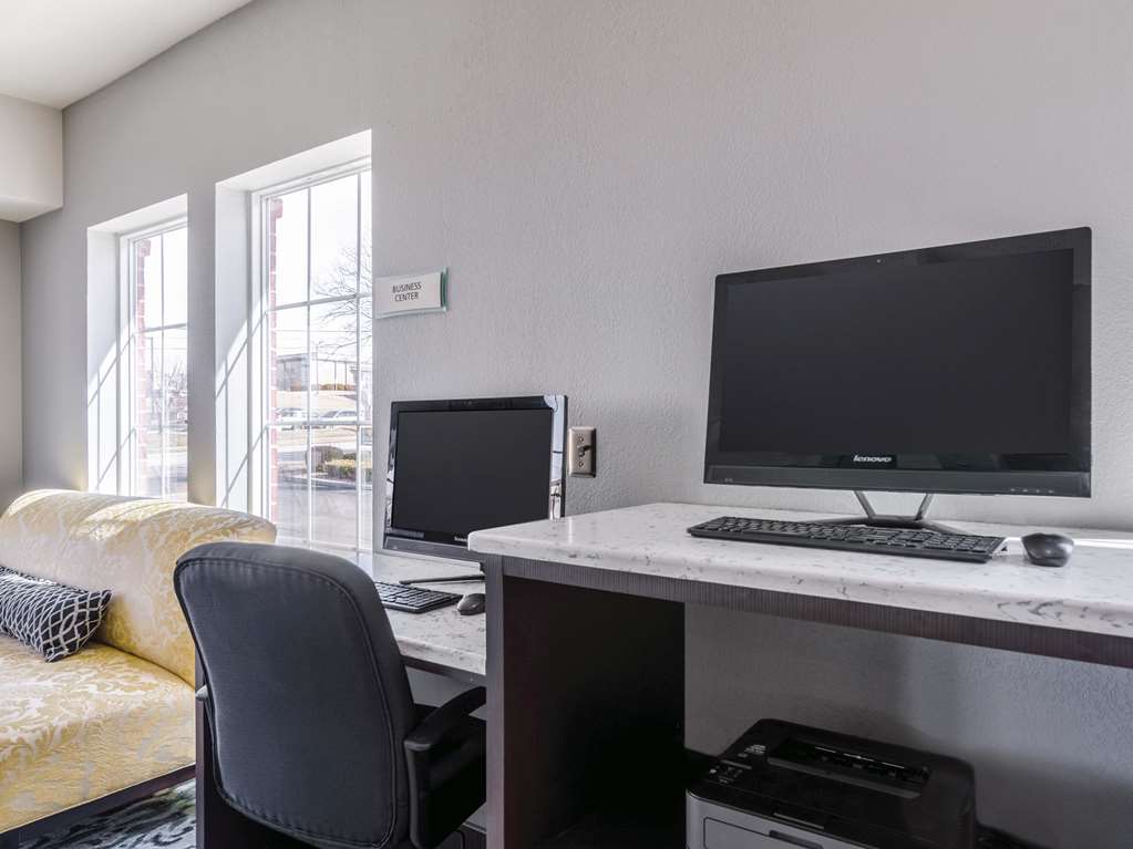La Quinta Inn & Suites by Wyndham Kansas City Airport - photo 50