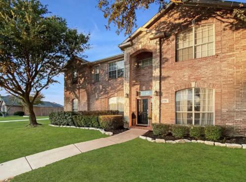 Pro Designed Home 4Bdrm Pool — 4-Star Luxury Hotel in The Colony, United States