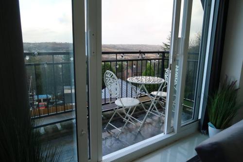 2 Bedroom Scenic Apartment with Balcony View & Parking — 4-Star Luxury Hotel in Shipley, United Kingdom
