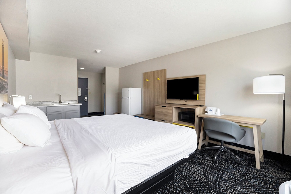 Days Inn & Suites by Wyndham Muskegon - photo 7