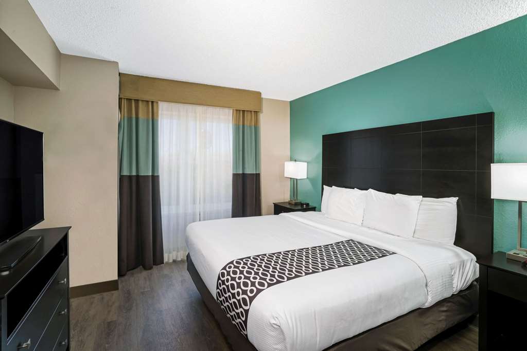 La Quinta Inn & Suites by Wyndham Lebanon - photo 20