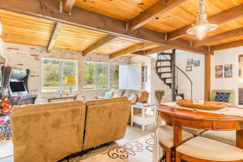 Totally Beachin Getaway by AvantStay Waterfront - photo 9