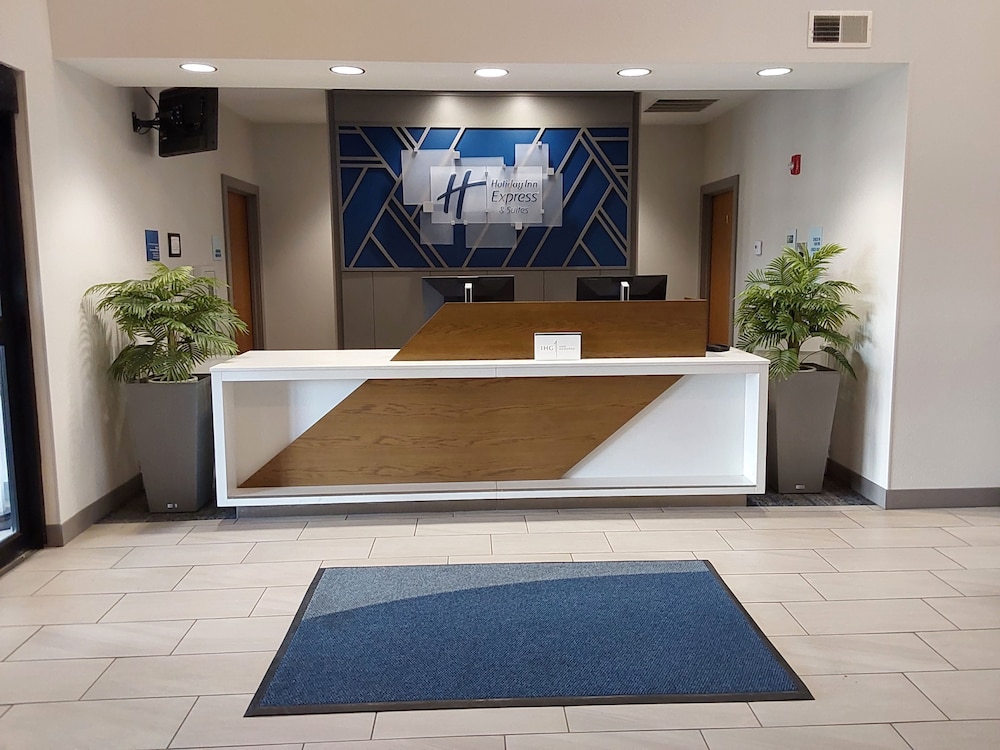 Holiday Inn Express & Suites Antigo an IHG Hotel - photo 2