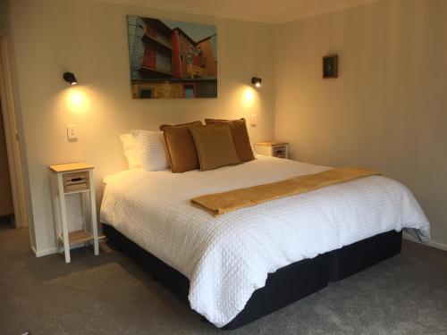 The Garden Room at Te Anau Country Accommodation — 4-Star Luxury Hotel in Te Anau, New Zealand