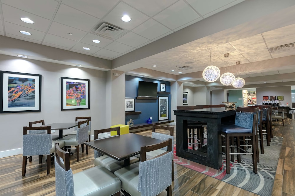 Hampton Inn Emerson LakePoint - photo 2