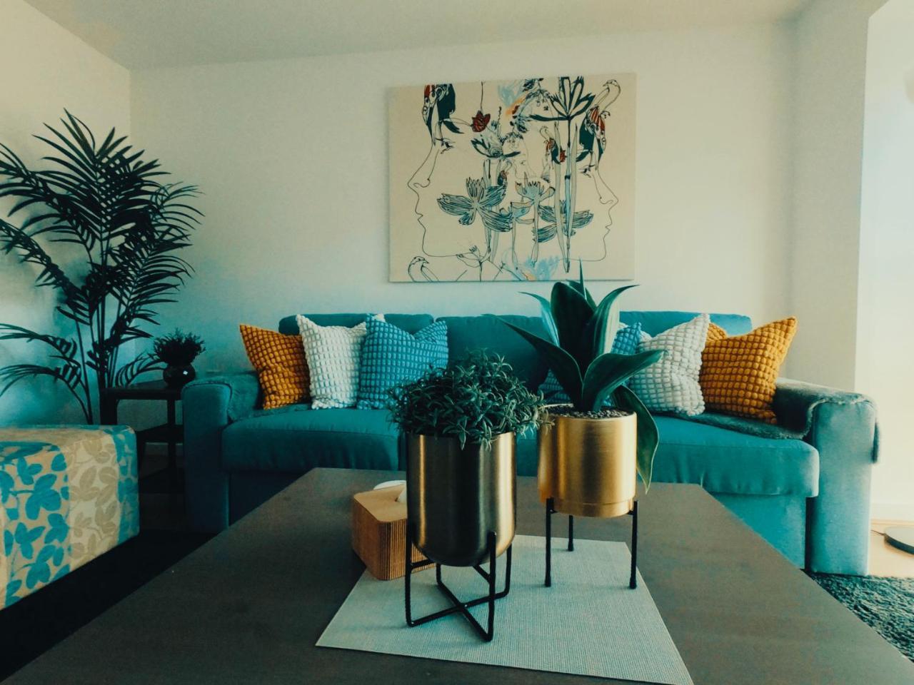 3 bed modern townhouse with self check in sleeps 6 35mins direct train to London Waterloo zone 6 — 4-Star Luxury Hotel in Ewell, United Kingdom