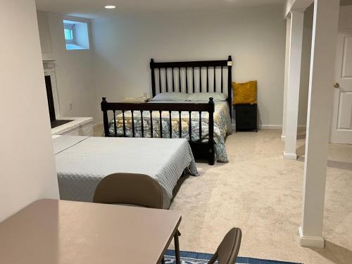 Basement Two Queen Beds With Private Bathroom In Lexington — Lexington