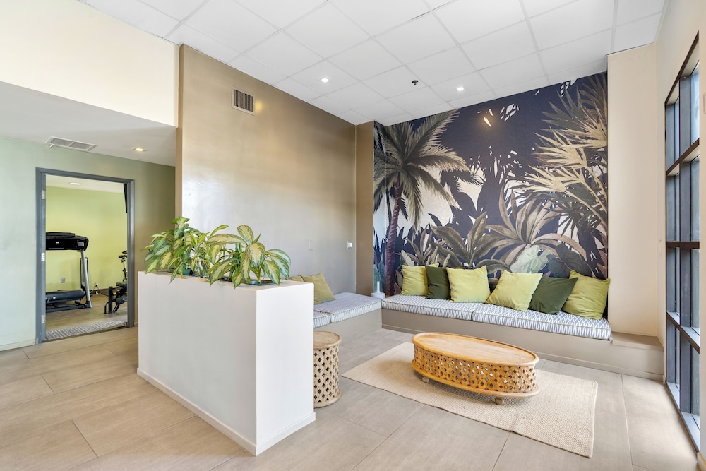 Uptown Inn by Vantaggio Suites - photo 5