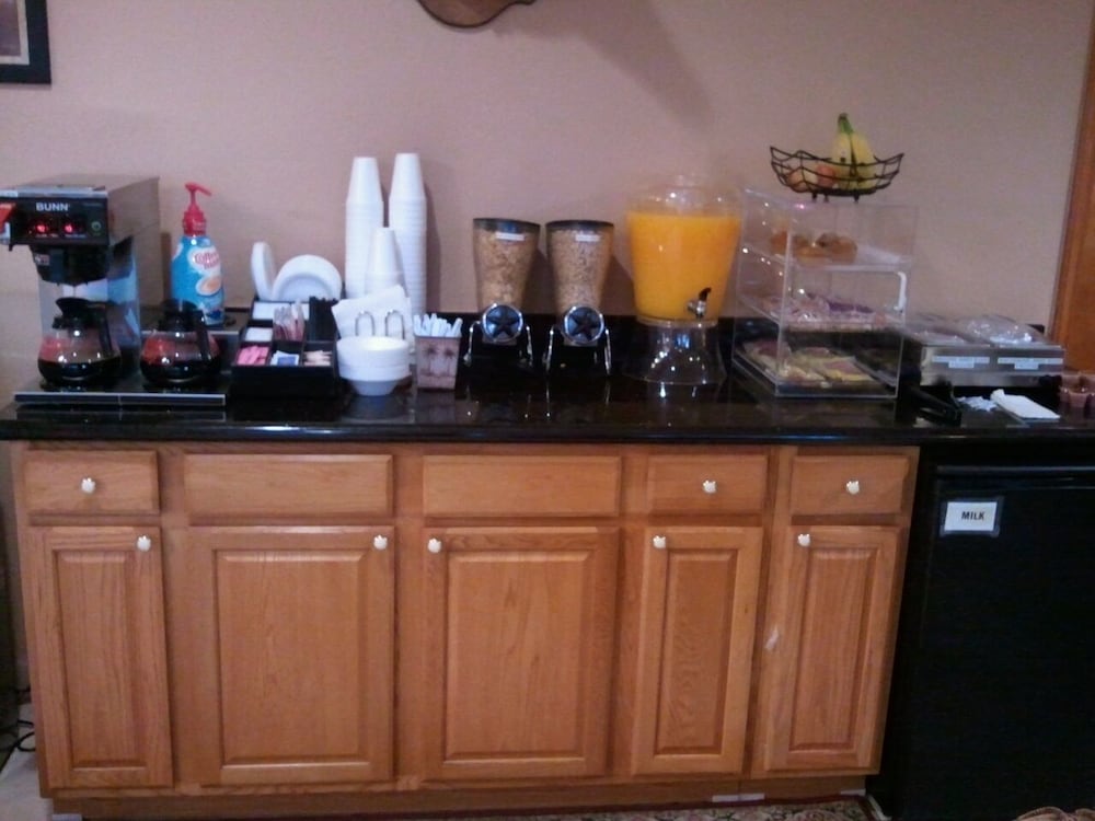 Royal Inn Pearsall - photo 22