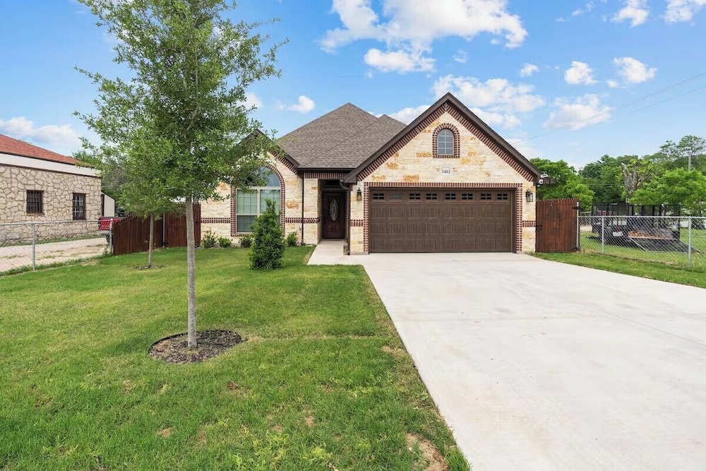 DFW 4 Bedroom Home New Construction — 4-Star Luxury Hotel in Fort Worth, United States