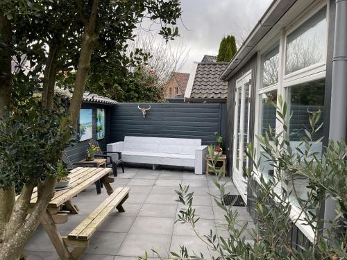 Appelbloesem in Bergen, Netherlands