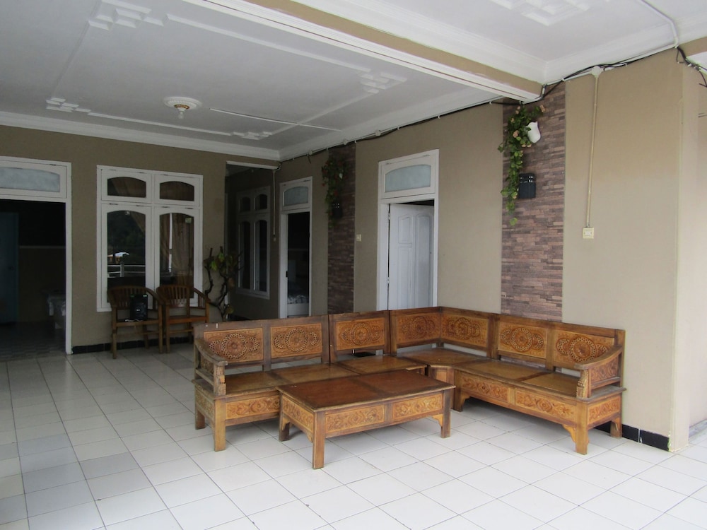 Penginapan Melati Sarangan - carbon neutral hotel in Magetan