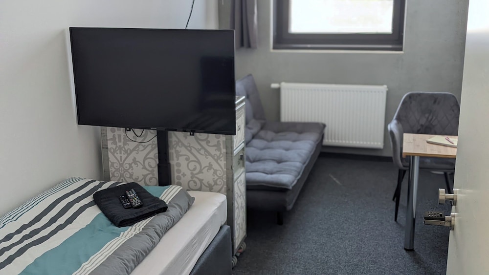 Boardingrooms Direct A8 Close to Stuttgart 25min in Heimsheim, Germany