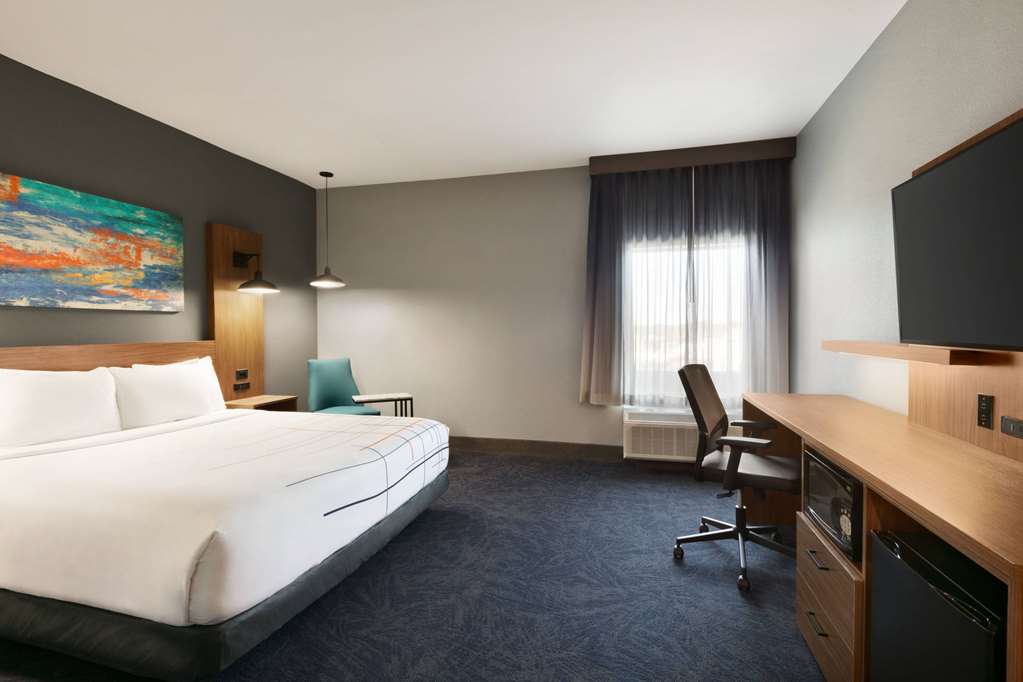 La Quinta Inn & Suites by Wyndham College Station North - photo 12
