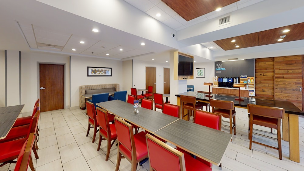 Holiday Inn Express South Burlington by IHG - photo 41