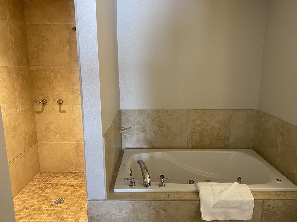 Holiday Inn Express & Suites Albuquerque Historic Old Town by IHG - photo 33