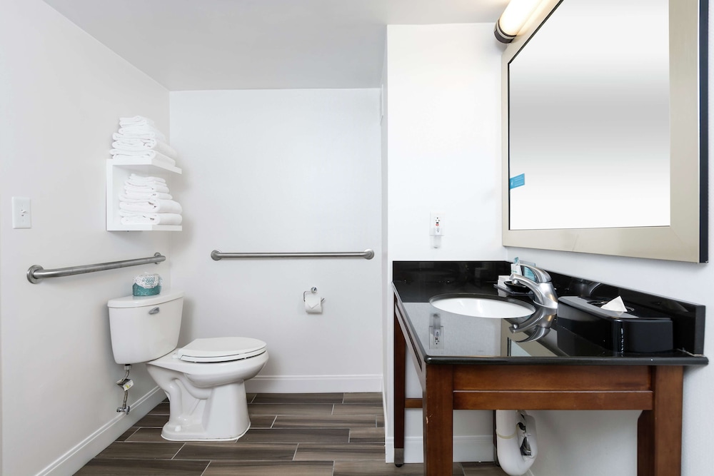 Hampton Inn & Suites Raleigh Cary Lenovo Center - photo 28