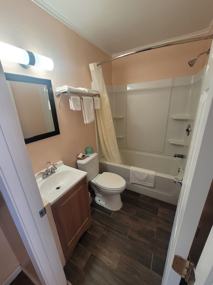 Economy Inn Sylva - photo 30