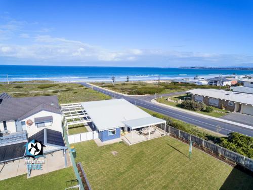 Cool Beach Shack Spectacular Views Netflix — Middleton