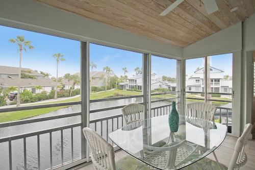2nd floor lakeview condo In Siesta Key with private beach access — 4-Star Luxury Hotel in Siesta Key, United States