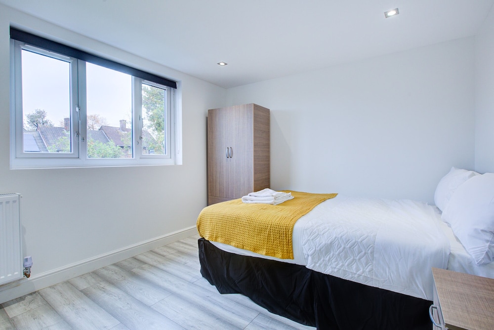 6 7 Beds Sleeps 12 Elizabeth Line Free Parking 19157284 — Romford