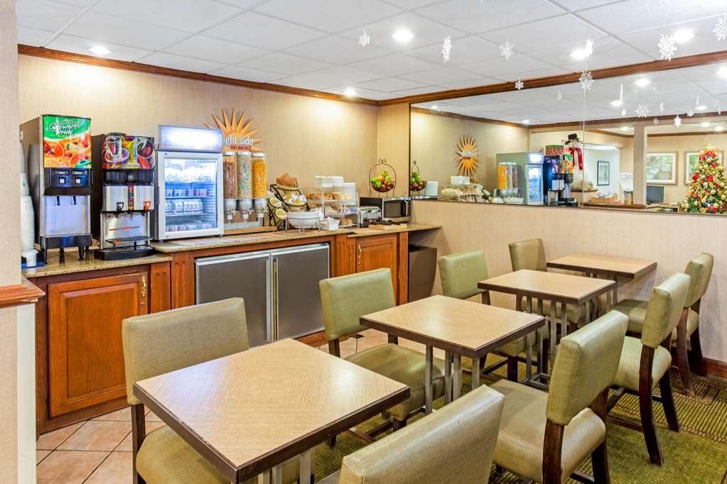 La Quinta Inn by Wyndham Milwaukee Airport Oak Creek - photo 37